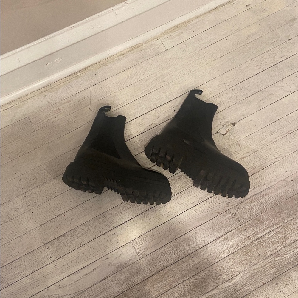 Zara chunky ankle booties some scuffs no rips or tears 
38. - Picture 7 of 13